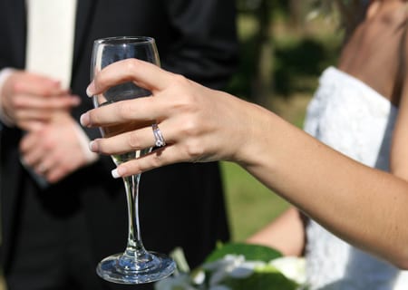 婚禮流程一點(diǎn)通：婚宴上不可不知的敬酒禮儀科普