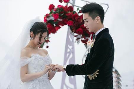 婚禮上新娘三套禮服是“標配”，那么新郎應該準備幾套禮服呢？  第13張