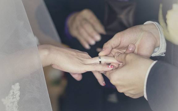 新郎新娘結(jié)婚戒指應(yīng)該戴哪個手指