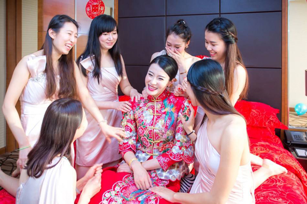 參加婚禮伴娘穿什么衣服合適