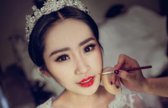 跟妝師工作到底有哪些呢？新娘跟妝師婚禮當天工作全解  第2張