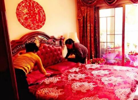 婚房布置重頭戲：誰來鋪婚床？鋪婚床竟有這么多講究！  第2張