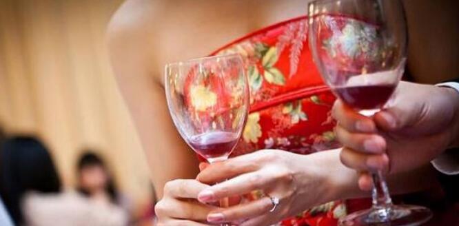 婚宴如何敬酒?婚禮上敬酒有哪些規矩你都知道嗎？  第4張