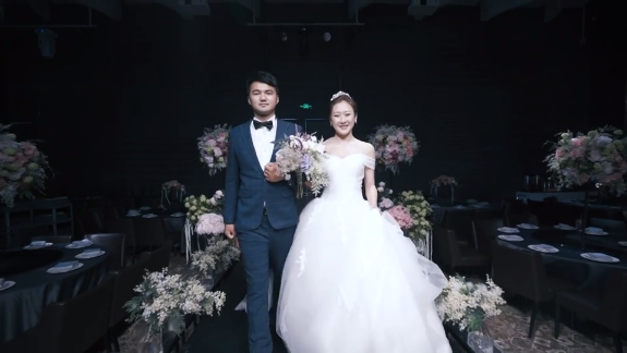 婚禮儀式：新娘穿拖尾婚紗如何優雅入場？  第1張