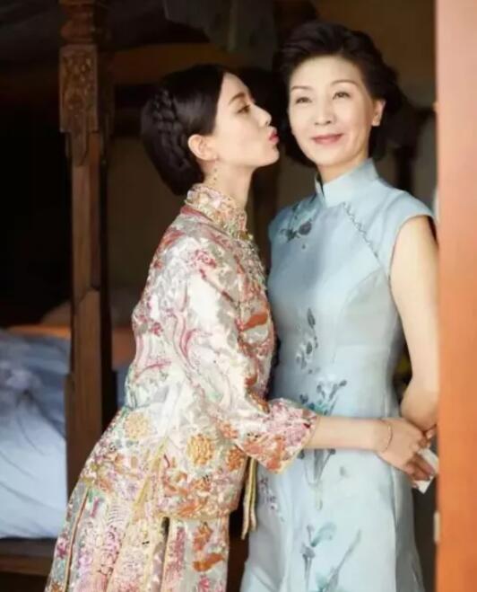 劉詩詩媽媽氣質(zhì)，韓庚媽媽優(yōu)雅！婚禮上媽媽們這樣穿真的得體又好看！  第2張