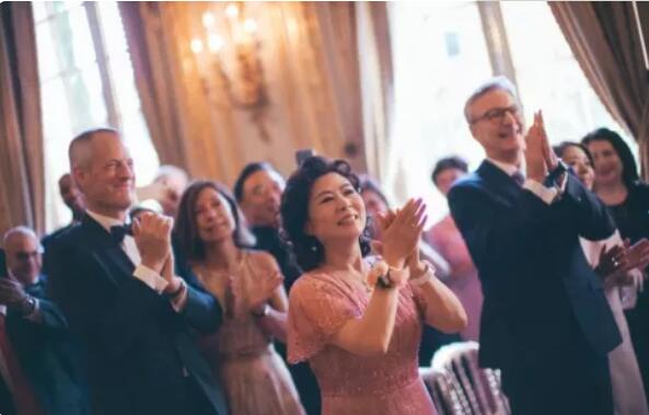 劉詩詩媽媽氣質(zhì)，韓庚媽媽優(yōu)雅！婚禮上媽媽們這樣穿真的得體又好看！  第4張