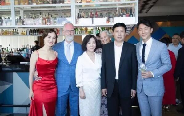 劉詩詩媽媽氣質(zhì)，韓庚媽媽優(yōu)雅！婚禮上媽媽們這樣穿真的得體又好看！  第3張