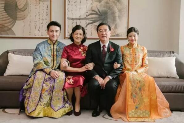 劉詩詩媽媽氣質(zhì)，韓庚媽媽優(yōu)雅！婚禮上媽媽們這樣穿真的得體又好看！  第6張