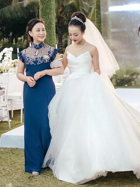 劉詩詩媽媽氣質(zhì)，韓庚媽媽優(yōu)雅！婚禮上媽媽們這樣穿真的得體又好看！  第9張