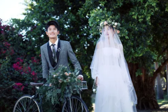 拍婚照的小技巧你都知道嗎？學(xué)會(huì)這10招拍照姿勢(shì)，讓你360度無(wú)死角！  第9張