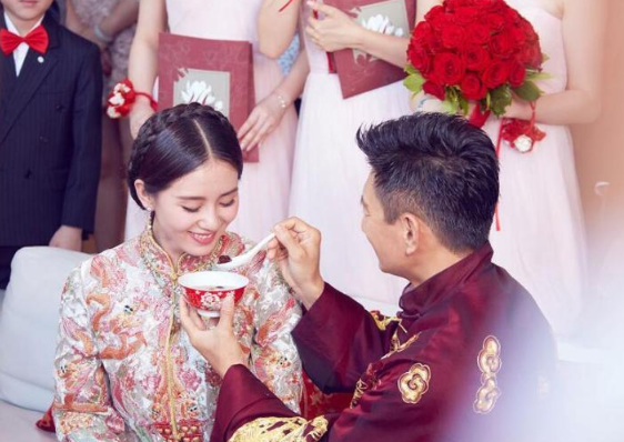 結婚敬酒服一般穿什么  第3張